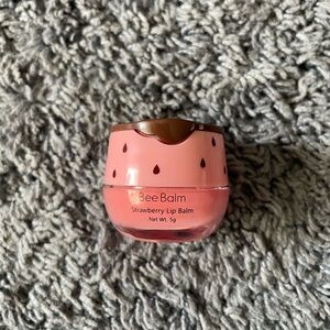 NWT strawberry scented bee balm with little applicator included under lid